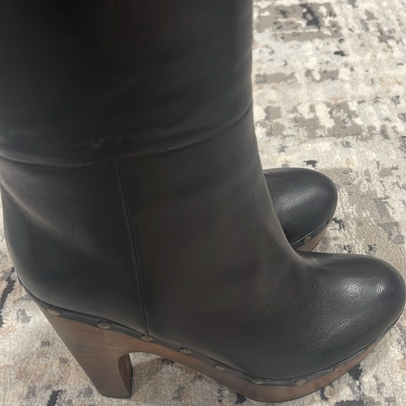 Polo Ralph Lauren
Vachetta Calfskin Clog Boot New Size 7.5B Style Number: 543140 - Picture 7 of 9